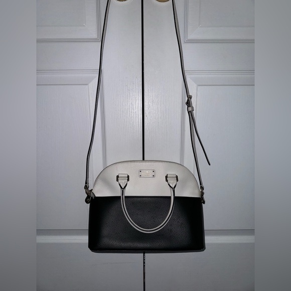 KATE SPADE leather purse with adjustable shoulder strap and 3 inside pockets - Picture 1 of 3